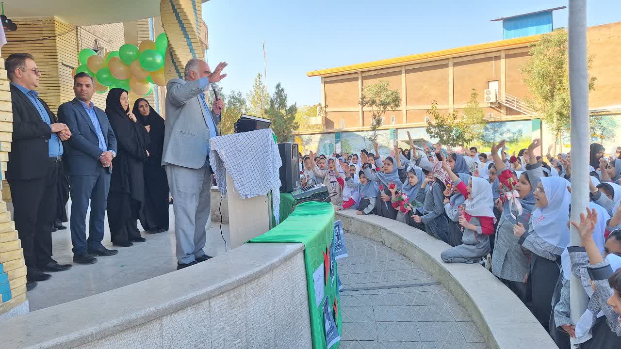 نواخته شدن زنگ مهر در مدارس سمای کرمان