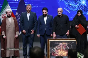تجلیل از خانواده شهدای جنگ رمضان توسط محمدامین آقامیری، دبیر شورای عالی و رئیس مرکز ملی فضای مجازی