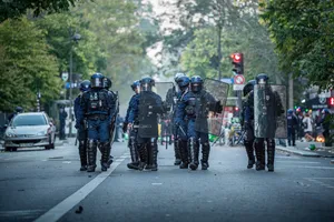 تظاهرات شنبه در پاریس به درگیری و خشونت میان پلیس ضد شورش و معترضان کشیده شد