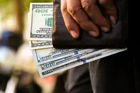 رفع تعهدات ارزی صادرکنندگان با فروش اسکناس به صرافی‌ها آغاز شد