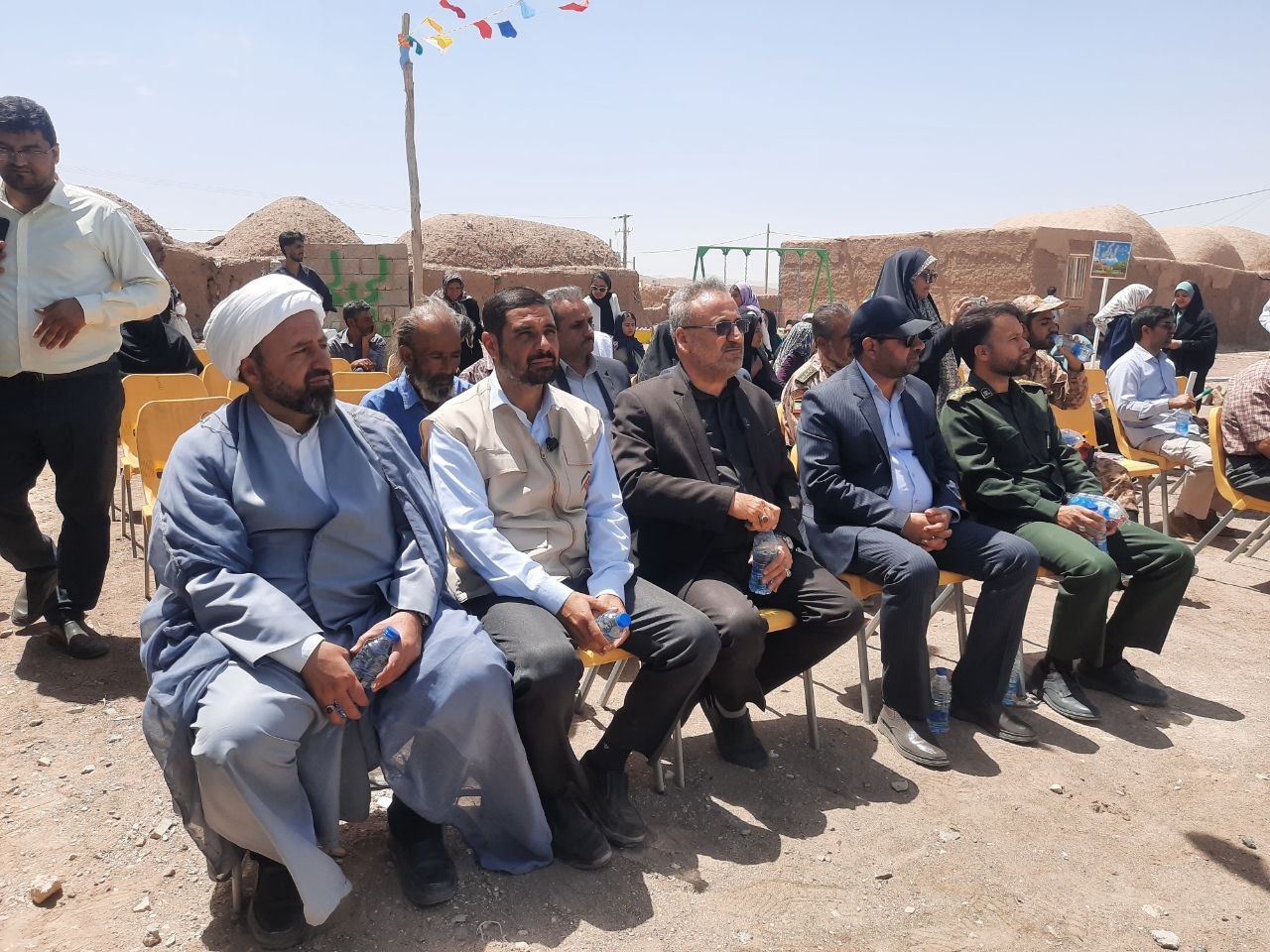 عیدیِ جهادگران به دانش‌آموزان عبدالملکی؛ مدرسه‌ای که با عطر رهبر شهید بنا شد