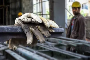 افزایش ۴۰ درصدی دستمزد زیر سایه تورم؛ درآمد کارگران هنوز به نیمی از هزینه معیشت نمی‌رسد