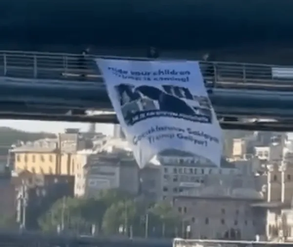 اعتراض به سفر ترامپ با نصب بنر روی پل تاریخی استانبول