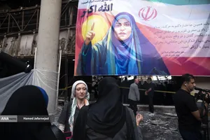 بازدید خبرنگاران خارجی از آثار به&zwnj;جامانده از حمله موشکی رژیم صهیونیستی به ساختمان شیشه ای صدا و سیما که در تاریخ ۲۴ تیرماه صورت گرفت