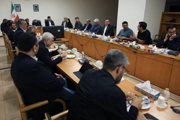 نشست عارف با فعالان اقتصاد دیجیتال