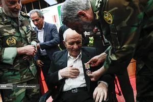 اعطای نشان فداکاری به امیرسرتیپ منوچهر دژکام به پاس سال&zwnj;ها مجاهدت در دوران دفاع مقدس توسط فرمانده کل ارتش