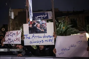 تجمع مردمی و دانشجویی مقابل سفارت انگلیس