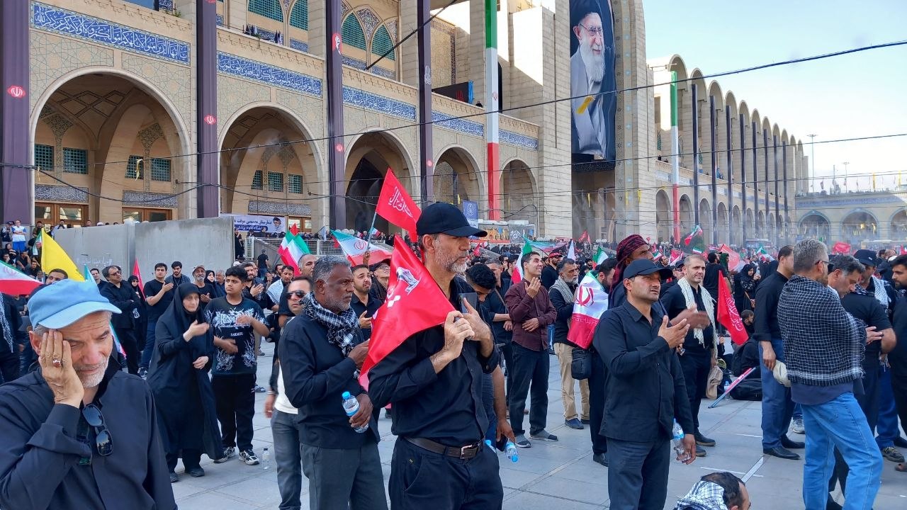 دومین روز وداع با رهبر شهید انقلاب/حضور مردم برای شرکت در آیین اقامه نماز بر پیکر مطهر+فیلم دومین روز وداع با رهبر شهید انقلاب/حضور مردم برای شرکت در آیین اقامه نماز بر پیکر مطهر+فیلم