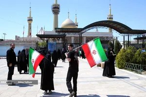 نمازگزاران جمعه در مرقد مطهر امام راحل(ره)