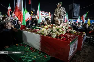 وداع با پیکر شهدای ناوشکن دنا در میدان دریاچه