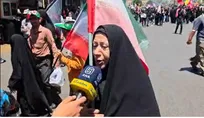 بانوی سالخورده در مراسم تشییع رهبر شهید در مشهد؛ با در دست داشتن پرچم ایران، عشق به وطن را نشان می‌دهیم