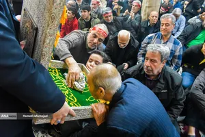 پرچم متبرک حرم علی ابن الموسی الرضا(ع) در بیستمین یادواره ۸۴ شهید محله نبرد تهران 