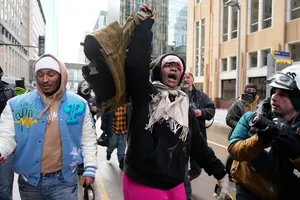  صحنه درگیری میان نیروهای آمریکایی و مردم 