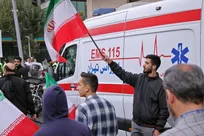 استقرار درمانگاه سیار و آمبولانس‌های اورژانس در مسیر راهپیمایی ۱۳ آبان