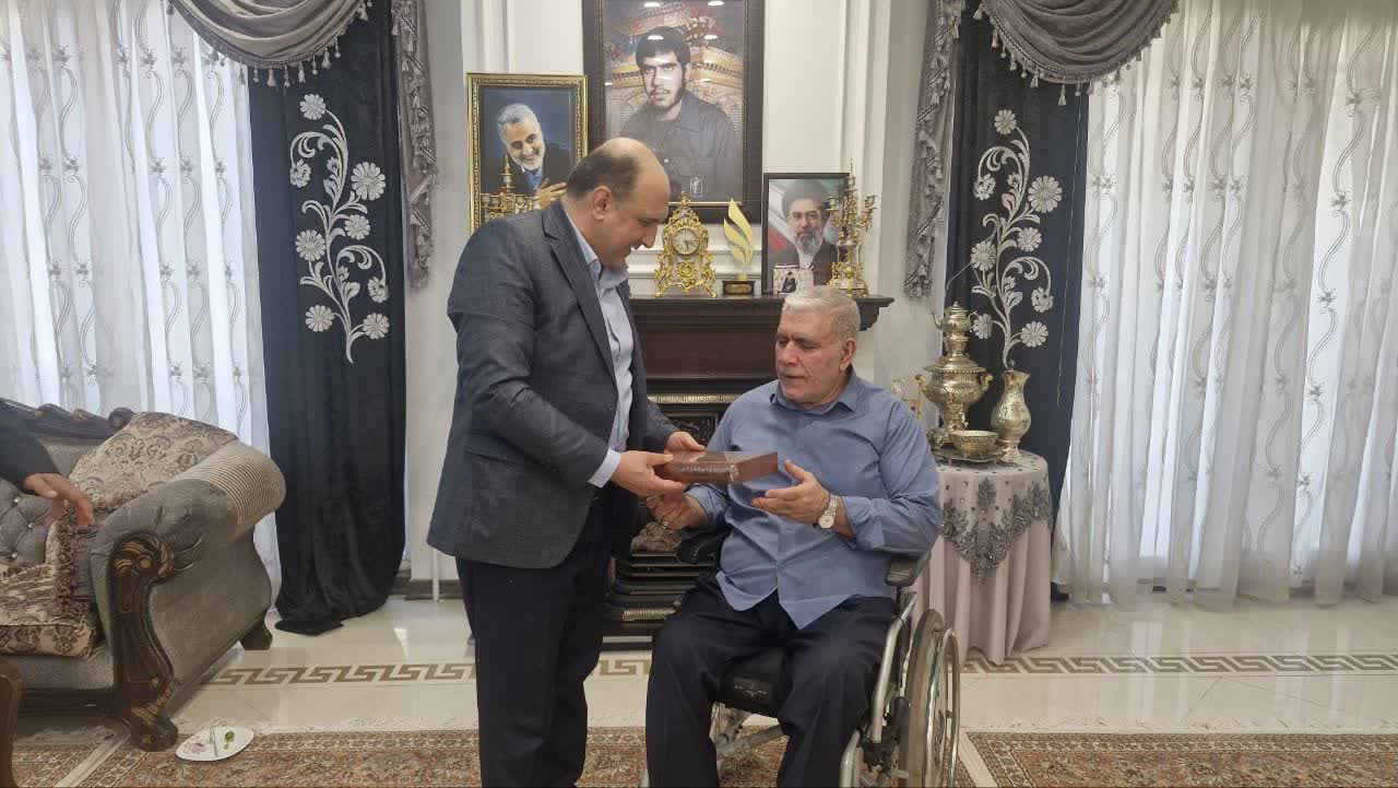 مسئولان دانشگاه آزاد ورامین از جانباز  70 درصد تجلیل کردند