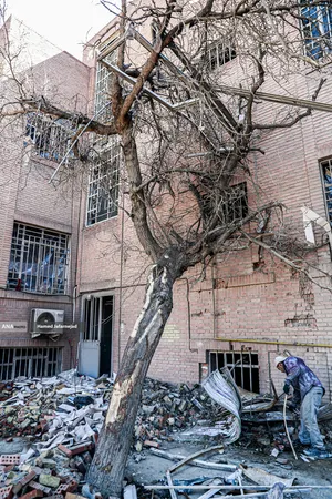 حمله هوایی آمریکایی و صهیونی به داﻧﺸﮕﺎه علم و صنعت ایران