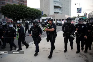 درگیری پلیس ضد شورش و معترضان در لس&zwnj;آنجلس آمریکا