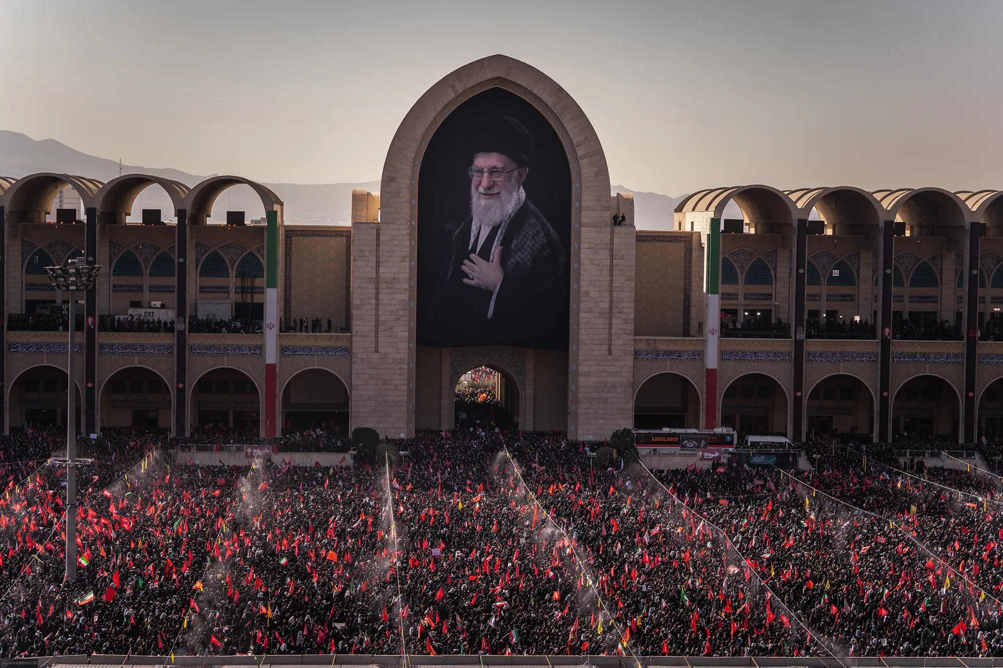 مراسم اقامه نماز بر پیکر مطهر امام مجاهد شهید حضرت آیت‌الله العظمی سیدعلی خامنه‌ای و شهدای خانواده ایشان