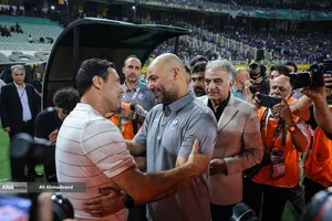 تیم&zwnj;های فوتبال استقلال و پرسپولیس امروز (چهارشنبه) در چارچوب هفته پنجم لیگ برتر به مصاف هم رفتند که این دیدار به تساوی یک - یک انجامید.