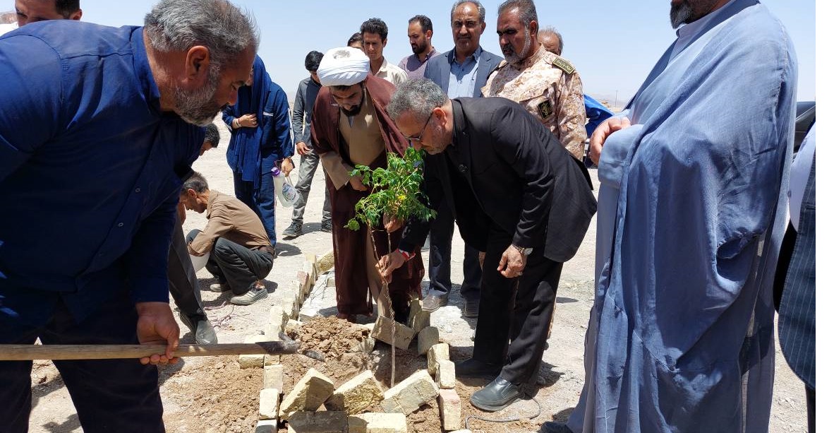 عیدیِ جهادگران به دانش‌آموزان عبدالملکی؛ مدرسه‌ای که با عطر رهبر شهید بنا شد+ فیلم