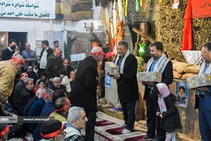 تجلیل از خانواده شهدا در مراسم بیستمین یادواره ۸۴ شهید محله نبرد تهران 