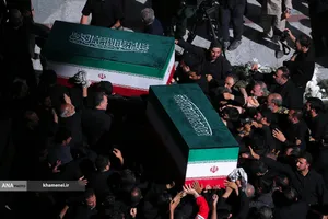 مراسم اقامه نماز بر پیکر مطهر امام مجاهد شهید حضرت آیت&zwnj;الله العظمی سیدعلی خامنه&zwnj;ای و شهدای خانواده ایشان