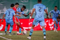 از کیفیت بد چمن ورزشگاه تختی تا کری خوانی برای استقلال/ پرتاب بطری تماشاگران پرسپولیس به سمت هاشمیان و بازیکنان+فیلم