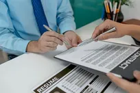 چگونه یک قرارداد کاری استاندارد از اختلافات حقوقی جلوگیری می‌کند؟