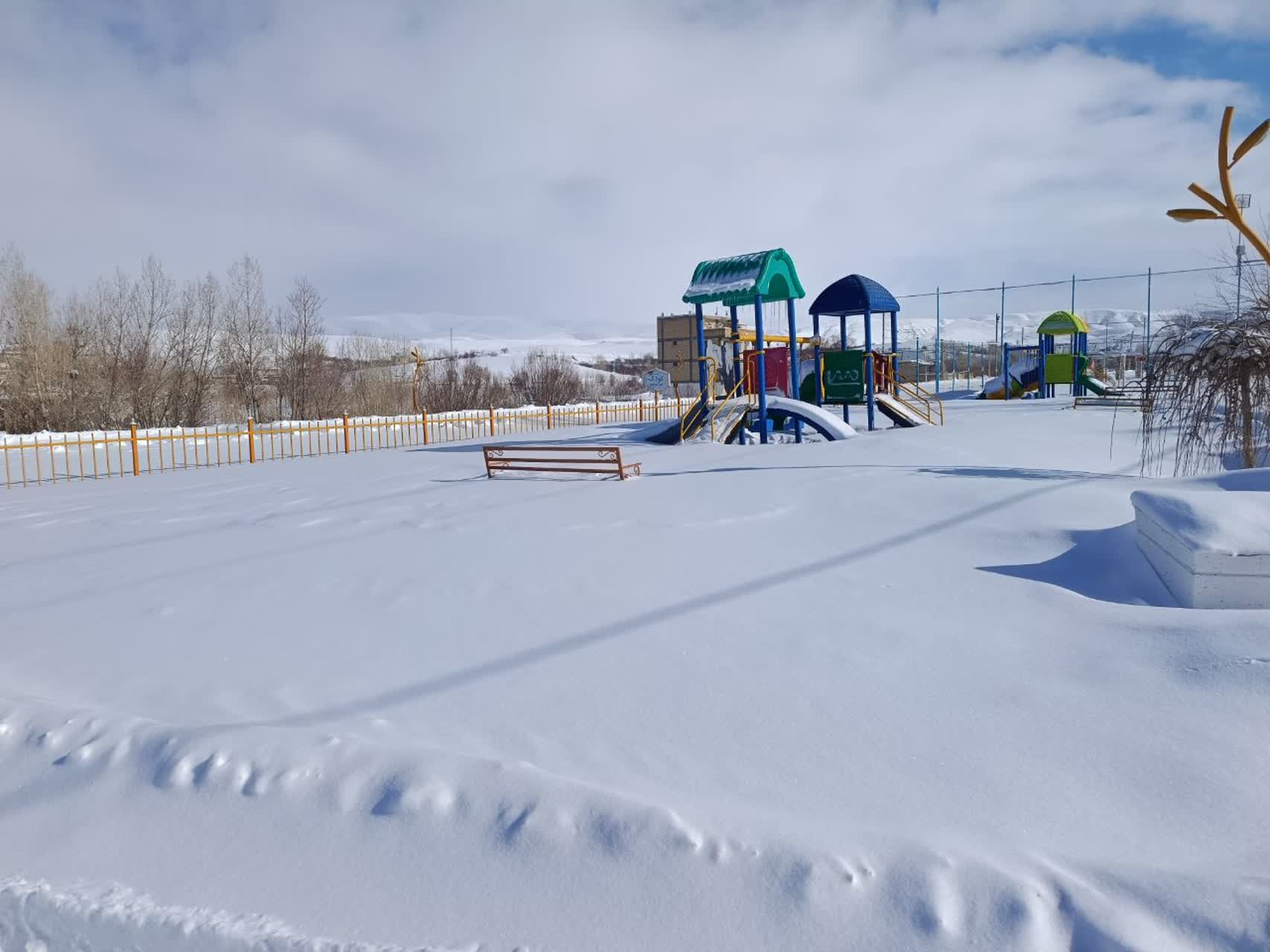 تخت سلیمان در محاصره برف سنگین/ زمستانی تماشایی با بیش از نیم‌متر برف