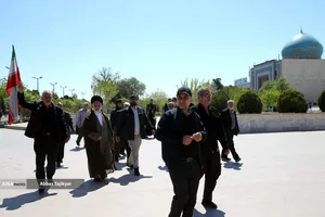 نمازگزاران جمعه در مرقد مطهر امام راحل(ره)