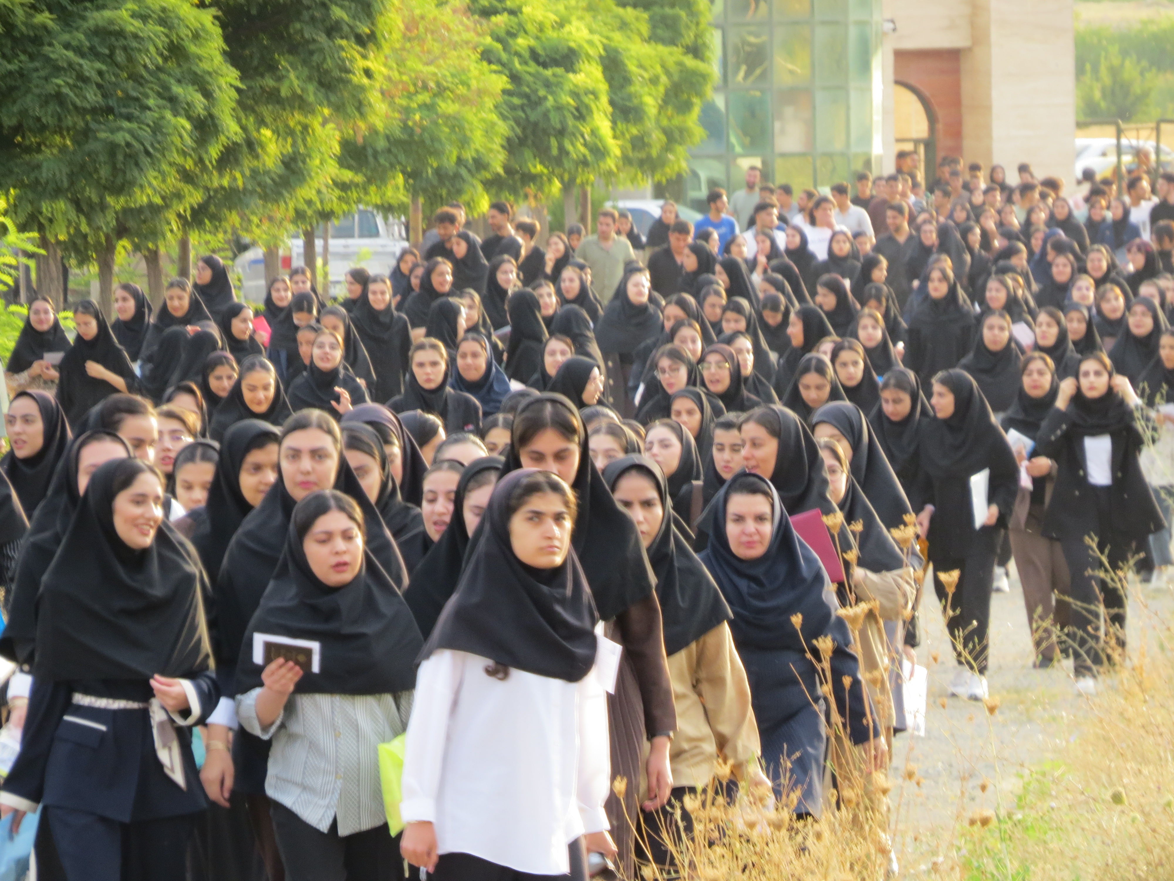 رقابت نفس‌گیر ۱۱۵۴ داوطلب کنکور سراسری در گرمای شدید تابستان در دانشگاه آزاد ماکو