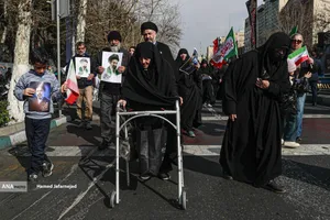 بیعت مردم با آیت&zwnj;الله سید مجتبی خامنه&zwnj;ای سومین رهبر جمهوری اسلامی ایران