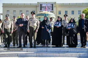 در حاشیه مراسم آیین اعطای نشان فداکاری ارتش به پنج تن از خانواده&zwnj;های شهدا