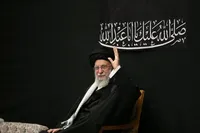 حضور رهبر انقلاب در مراسم عزاداری شب عاشورا؛ نمایش اقتدار در اوج تهدید‌ها
