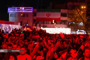 رونمایی از مجسمه &laquo;زانو زنندگان برابر ایران&raquo; در میدان انقلاب اسلامی