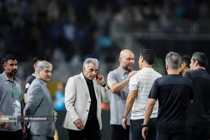 تیم&zwnj;های فوتبال استقلال و پرسپولیس امروز (چهارشنبه) در چارچوب هفته پنجم لیگ برتر به مصاف هم رفتند که این دیدار به تساوی یک - یک انجامید.