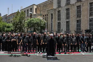 آیین خیمه سوزان عاشورا در چهارراه گلوبندک تهران
