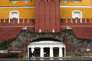 غار ایتالیایی؛ یادگاری از ویرانی ناپلئون در باغ الکساندر - مسکو