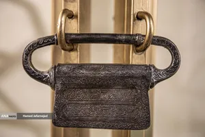 قفل نقره ویژه بستن و گشودن درهای حرم مطهر تا سال1358 تاریخ ساخت اواخر دوره قاجاریان در نمایشگاه آثار منتخب گنجینه آستان قدس رضوی