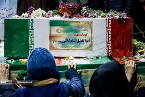 وداع با پیکرهای خانوادگی شهیدان شادکامی در چهارراه نظام&zwnj;آباد