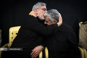 سردار اسماعیل قاآنی فرمانده نیروی قدس سپاه و سرلشکر محمدعلی عزیر جعفری فرمانده قرارگاه فرهنگی و اجتماعی بقیةالله الاعظم سپاه پاسداران سپاه در مراسم گرامیداشت چهلمین روز درگذشت شهید سپهبد محمد باقری (محمد حسین افشردی) و همسر وی ( اشرف افشردی) و دختر این فرمانده عزیز (فرشته افشردی)