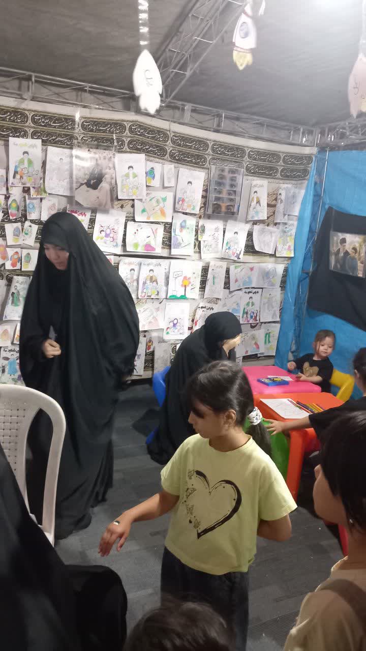 غرفه کودک در موکب دانشگاه آزاد علوم و فناوری پردیس؛ فضایی برای روایتگری و خاطره‌سازی نونهالان در آیین بدرقه امام شهید