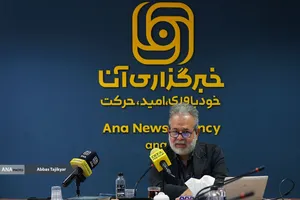 دکتر سیدرضا نقیب السادات عضو هیئت علمی دانشگاه علامه طباطبایی در نشست علمی سویه&zwnj;های نظری و معرفتی روایت&zwnj;پردازی از مراسم تشییع پیکر مطهر رهبر شهید 