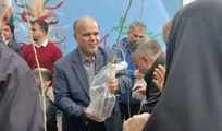 توزیع بیش از هزار اصله نهال میوه در راهپیمایی ۲۲ بهمن