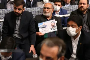 قائد الثورة الاسلامية لدى استقباله  جمعا من علماء وخبراء ومسؤولي قطاع الصناعة النووية في البلاد