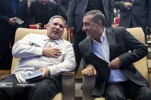 محمدجعفر قائم پناه معاون امور اجرایی رئیس جمهور و سید شمس الدین حسینی رییس کمیسیون اقتصادی مجلس شورای اسلامی در آیین رونمایی از خدمات و محصولات دیجیتال بانک ملی