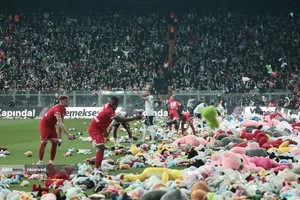 همدردی تماشاچیان و فوتبالیست ها با کودکان زلزله زده در ترکیه