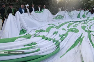 اهتزاز بزرگترین پرچم علوی بر فراز تهران