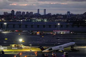 تصادف در باند فرودگاه لاگاردیا نیویورک 