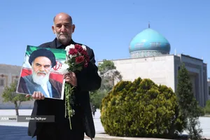 نمازگزاران جمعه در مرقد مطهر امام راحل(ره)